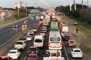 El caos de tránsito se sintió desde bien temprano cuando los transportistas habían dejado solo un carril libre 