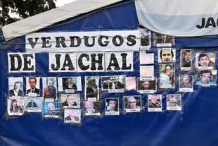 La carpa es azul y en la entrada tiene carteles con las fotos y los nombres de los que ellos denominan “verdugos de Jáchal”
