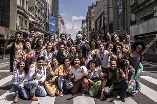 Tras intensas audiciones, el elenco de Hair tomó la calle Corrientes para celebrar su llegada a Buenos Aires a 50 años del estreno original