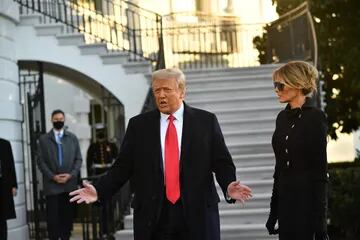 El presidente saliente de los Estados Unidos, Donald Trump, y la primera dama Melania Trump, hablan con los medios de comunicación en su último día en la Casa Blanca en Washington