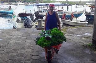 Cristina en una de sus tantas actividades: la venta de verduras de hojas verdes en el pueblo.