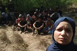 Encuentran a decenas de migrantes en una pequeña isla sin nombre entre Grecia y Turquía