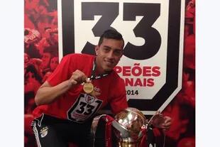 Con el Benfica fue campeón de Liga y Copa, aunque jugando muy poco; lo hacía seguido en el Benfica B