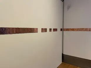 Un movimiento no es una distancia (2022), frizo de placas de cobre realizado por Sol Quirincich, representada por la galería santafesina eSTUDIOG