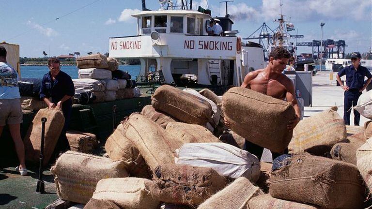 En la década del 80 llegaba tanta marihuana traficada a Miami que las autoridades no alcanzaban a deshacerse de las toneladas incautadas.