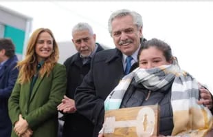 El presidente Alberto Fernández encabezó esta mañana, en el partido bonaerense de Ensenada, la entrega de 224 viviendas realizadas en el marco del Programa Reconstruir