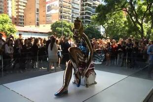 La Ballerina de Jeff Koons comprada por Eduardo Costantini, en la explanada del Malba en 2016