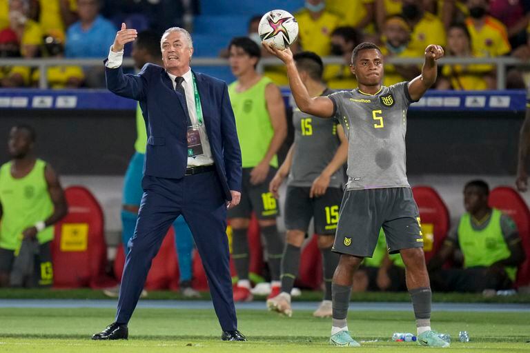 Gustavo Alfaro, el argentino que dirige a Ecuador, da instrucciones frente a Colombia, en un encuentro que terminará 0 a 0.