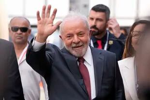 El presidente electo de Brasil, Luiz Inacio Lula da Silva, saluda al arribar a la cumbre climática de la ONU COP27, el miércoles 16 de noviembre de 2022, en Sharm el-Sheij, Egipto. (AP Foto/Peter Dejong)