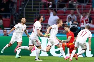 Toda Dinamarca se une a la celebración de Kasper Dolberg, delantero de Niza (Francia), autor de dos goles en el 4-0 ante Gales por los octavos de final de la Euro 2020.