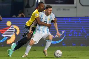 Estupiñán abraza a Messi, durante Argentina-Ecuador