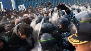 Enfrentamiento entre la policía y los trabajadores que resistían el desalojo, el jueves pasado