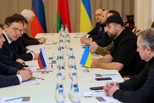 Members of the Ukrainian and Russian delegations at a meeting
