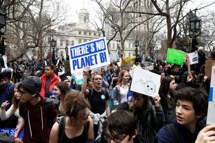 Los estudiantes sostienen carteles durante una manifestación contra el cambio climático en Nueva York, EE. UU.