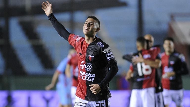 Tomás Chancalay interesa a Racing, que quiere retenerlo pero no paga la opción; el atacante volvió a Colón en la pretemporada y Julio César Falcioni expresó que lo quiere en su equipo.