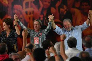 Glesi Hoffmann, presidenta del Partido de los Trabajadores, junto al mandatario y Dilma Rousseff