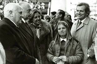 Máxima Zorreguieta junto a su padre Jorge (izquierda) y su madre, María del Carmen Cerruti, en la 94 exposición Rural de Buenos Aires, en el año 1980; junto a ellos está el presidente de la Sociedad Rural de entonces, Juan Antonio Pirán