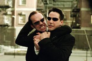 Hugo Weaving y Keanu Reeves aparecen en una escena de Matrix recargado