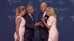 El saludo entre Alberto Fernández y Joe Biden, el año pasado, en la Cumbre de las Américas
