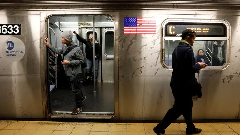 Shooting in New York: One shot at another in the middle of a subway journey