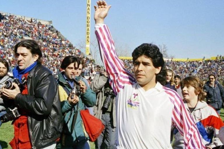 Diego Maradona participó de la Copa Ghío para comprar un tomógrafo para el Hospital Fernández y llenó la cancha de Ferro 