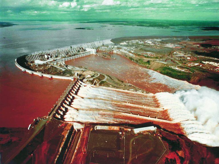Energía vital. La represa hidroeléctrica de Itaipú, en la frontera entre Brasil y Paraguay. La empresa de Murillo Mendes participó activamente en su construcción