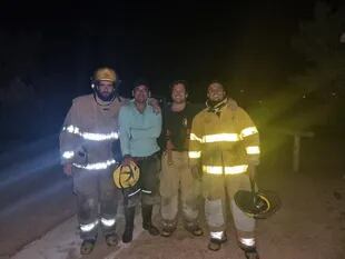 El equipo de bomberos voluntarios de José Ignacio después controlar las llamas en La Susana.