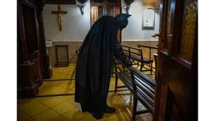 Batman rezando en la capilla del Hospital Sor Maria Ludovica