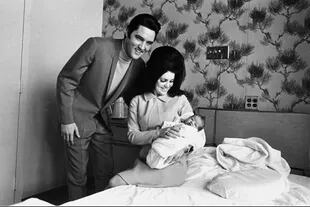 Lisa Marie Presley junto a su padre, Elvis, y su madre, Priscilla, en febrero de 1968