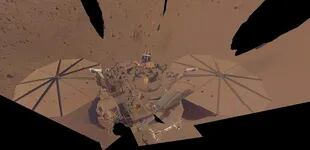 10/10/2022 Il lander Insight Mars della NASA ha catturato questo ultimo selfie il 24 aprile 2022. I pannelli solari del rover sono stati coperti di polvere da quando ha raggiunto Marte nel 2018. JPL-CALTECH