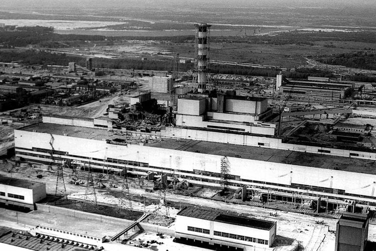 Una panorámica de la central de Chernobyl en 1986