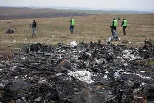 El Boeing 777 que fue derribado en la zona separatista del este de Ucrania por un misil ruso. (Photo by Menahem KAHANA / AFP)