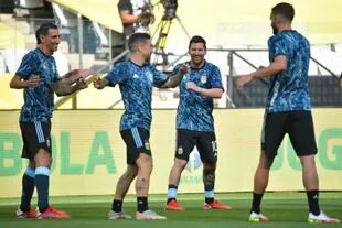 Sonrisas de equipo en torno al capitán: la selección disfruta un momento muy esperado, luego del título de la Copa América