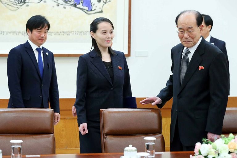 La hermana menor del líder norcoreano, Kim Yo-Jong, le entregó la invitación a Moon en una reunión en la Casa Azul