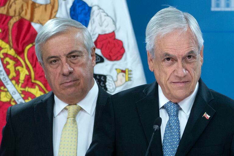 El exministro de Salud de Chile, Jorge Mañalich, junto al presidente Sebastián Piñera