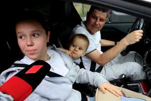 Una familia rusa sale del país en el cruce fronterizo con Georgia de Verkhny Lars