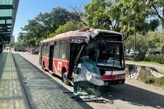 Así fue el choque entre colectivos en el Metrobus 9 de Julio que dejó un saldo de 18 heridos