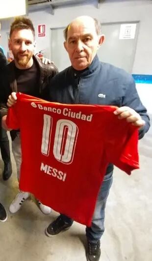 En 2017, Bochini visitó a Messi en Barcelona