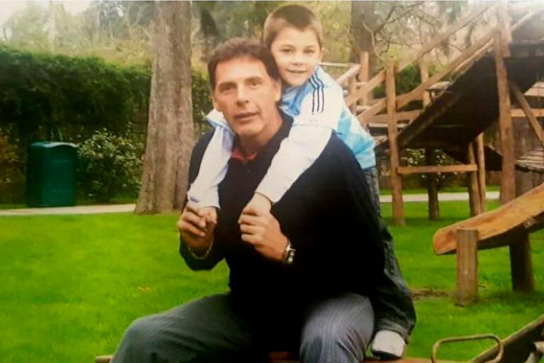 Miguel Angel Russo, DT de Boca, y su hijo Ignacio, cuando era pequeño; hoy Nacho está dando sus primeros pasos como delantero en la primera de Rosario Central