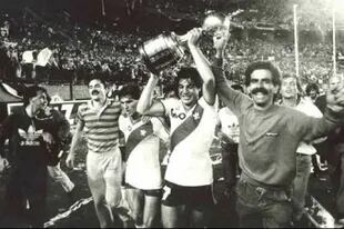 Funes levanta la Copa Libertadores 1986, uno de los grandes títulos del ciclo del Bambino