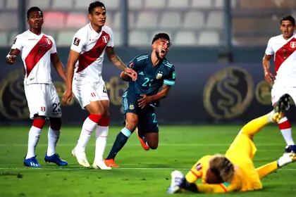 Gol de Nicolás González contra Perú, en el estadio Nacional de Lima, en noviembre pasado: el último partido de la selección quedó muy lejos.