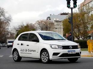 30 Dual-Command-Fahrzeuge mit manuellem oder automatischem Getriebe werden ab Mittwoch in praktischen Tests auf der Straße eingesetzt.