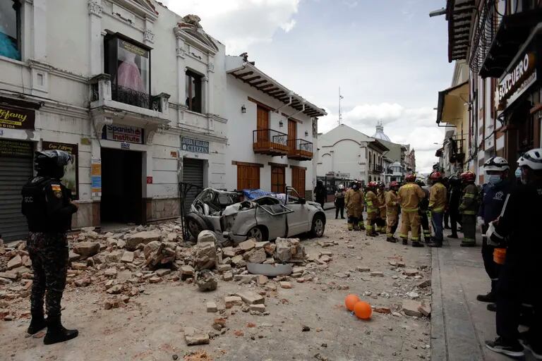 At least four dead after a strong earthquake in Ecuador: he was driving and a wall fell on him