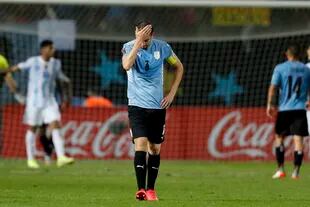 Diego Godín no puede ocultar su decepción. Sabe que habrá que trabajar mucho para lograr la clasificación al Mundial de Qatar.