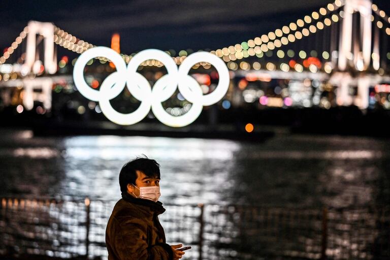 Tokio 2020 revela los anillos, pero buena parte de los japoneses quieren que los Juegos se posterguen... o se cancelen