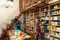 San Cristóbal: un barrio con arte en la calle, libros en el garaje y bibliotecas al paso