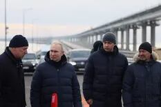 Putin cruzó manejando un Mercedes-Benz el estratégico puente de Crimea que fue blanco de una enorme explosión