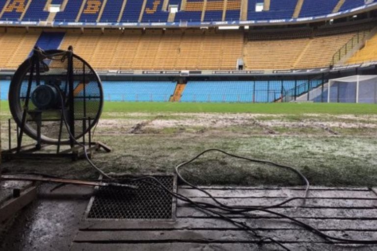 Ventiladores para secar el campo de juego después de una lluvia de abril de 2016