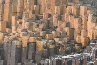 La Calzada del Gigante en Irlanda del Norte es una formación rocosa natural
