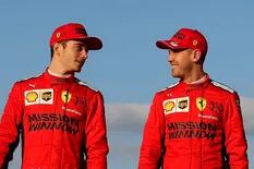 La increíble postal de Leclerc y Vettel jugando al fútbol antes de una carrera